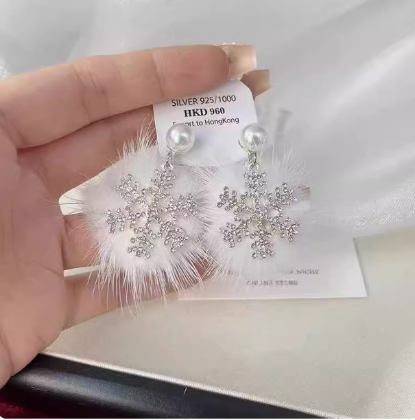 Rhinestone Plush Snowflake Pearl Earrings
