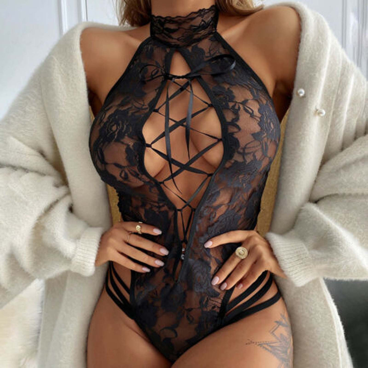 Allover Lace Open Brust Cross Strap Sexy Bodysuit
